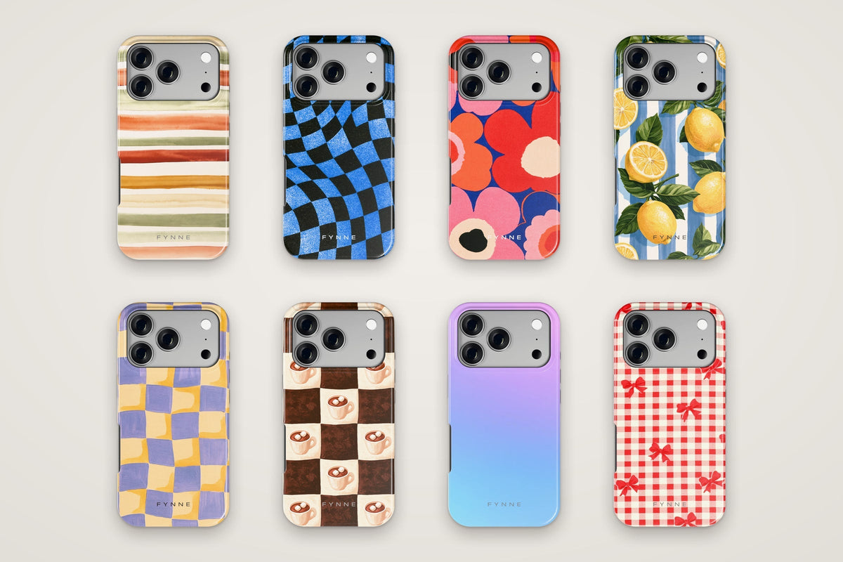 Acht Fynne-hoesjes naast elkaar, één uit elke collectie, op een iPhone 17 Pro.