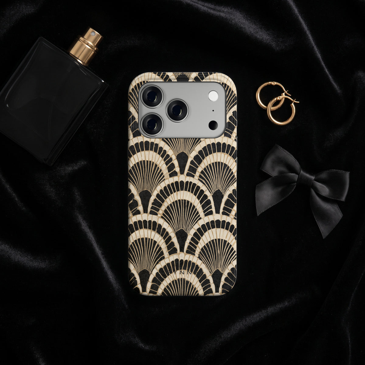 Art-decowaaiers hoesje op een iPhone 17 Pro, uit The Noir Collection