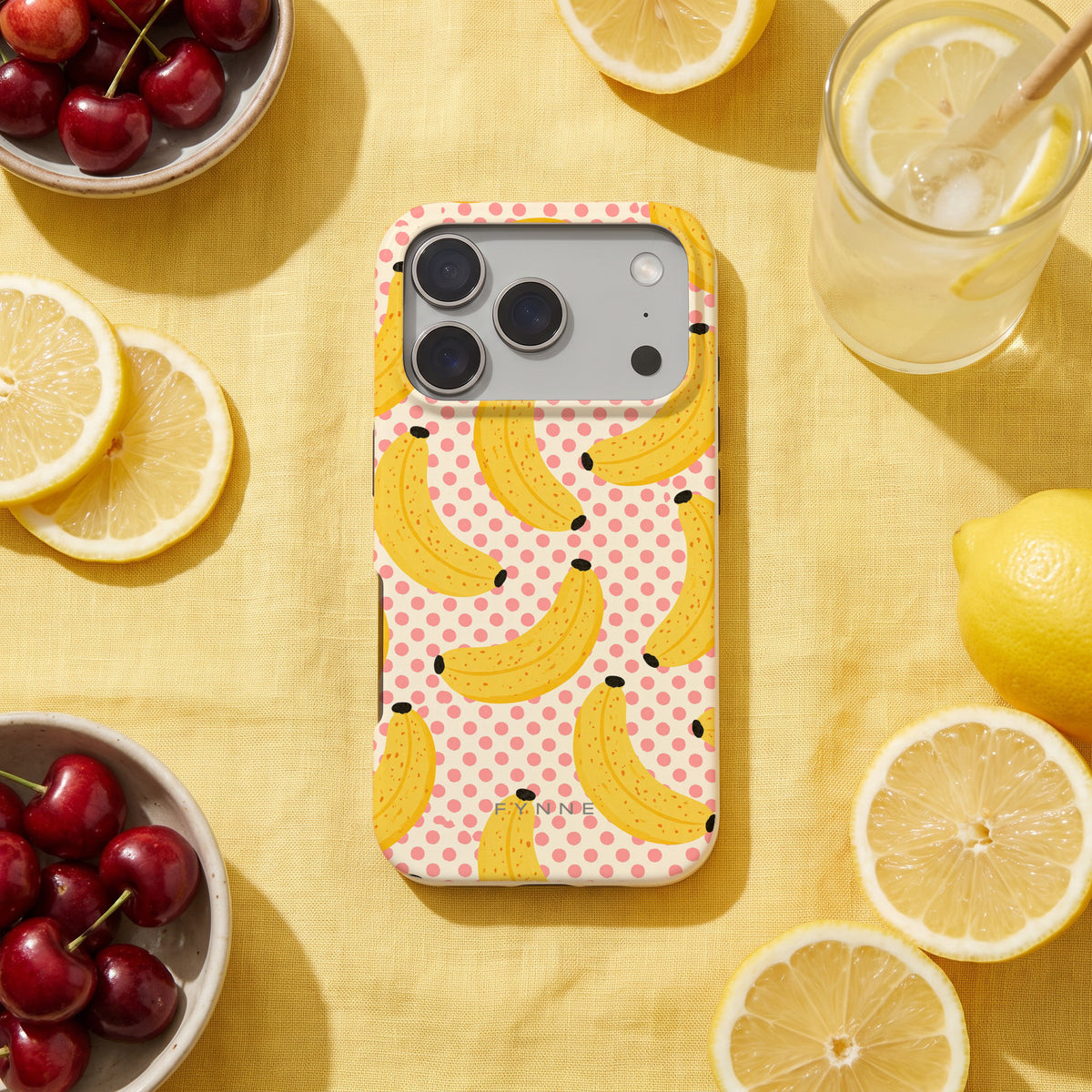 Bananen Stippen hoesje op een iPhone 17 Pro, uit The Fruit Collection