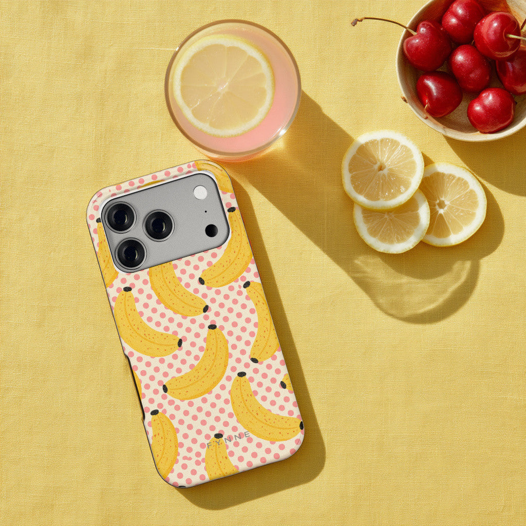 Bananen Stippen hoesje op een iPhone 17 Pro, uit The Fruit Collection