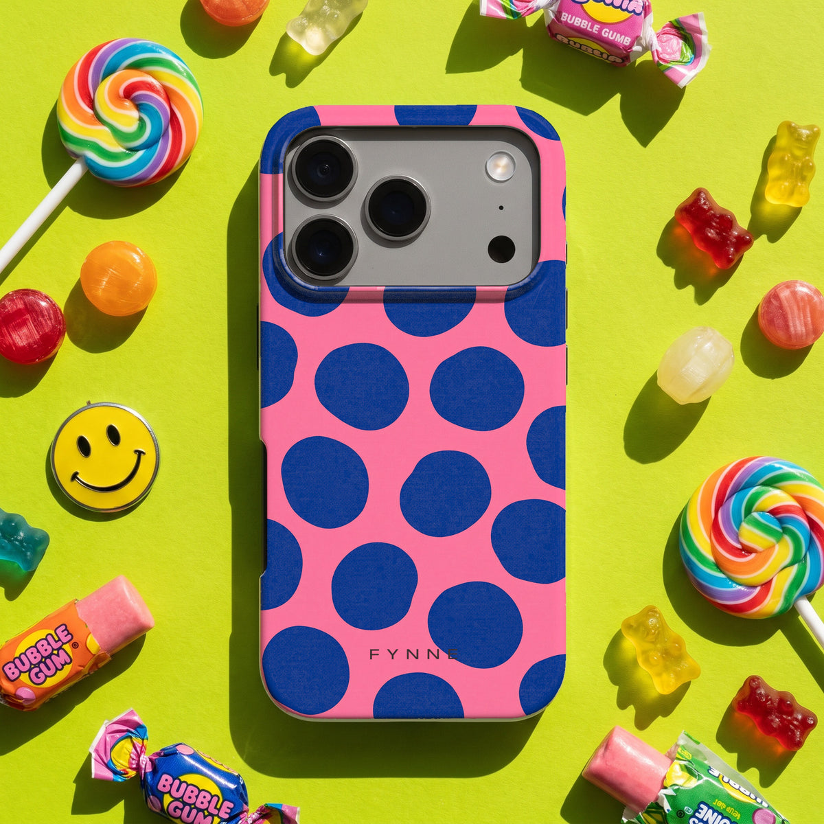 Grote blauwe stippen hoesje op een iPhone 17 Pro, uit The Funky Collection
