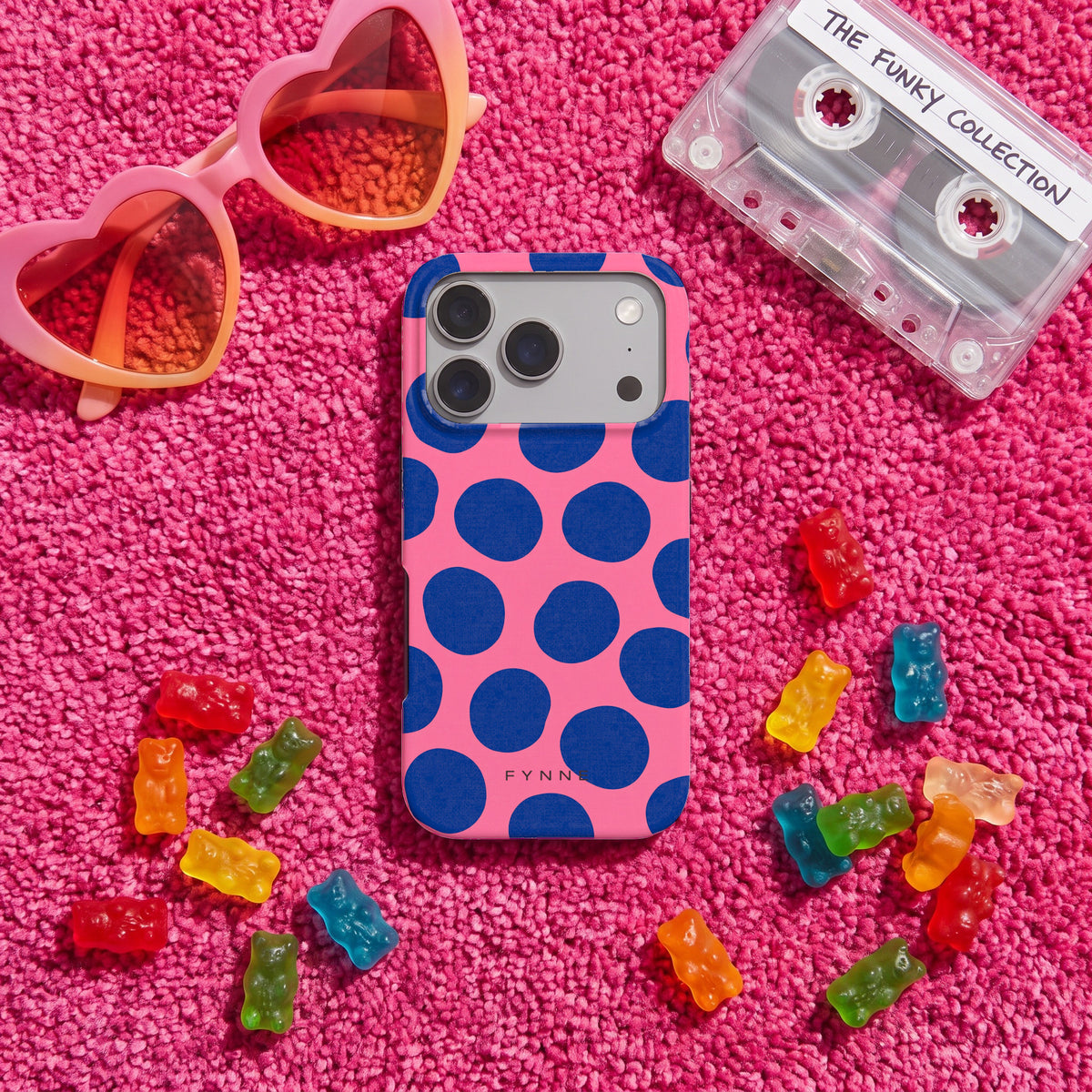 Grote blauwe stippen hoesje op een iPhone 17 Pro, uit The Funky Collection
