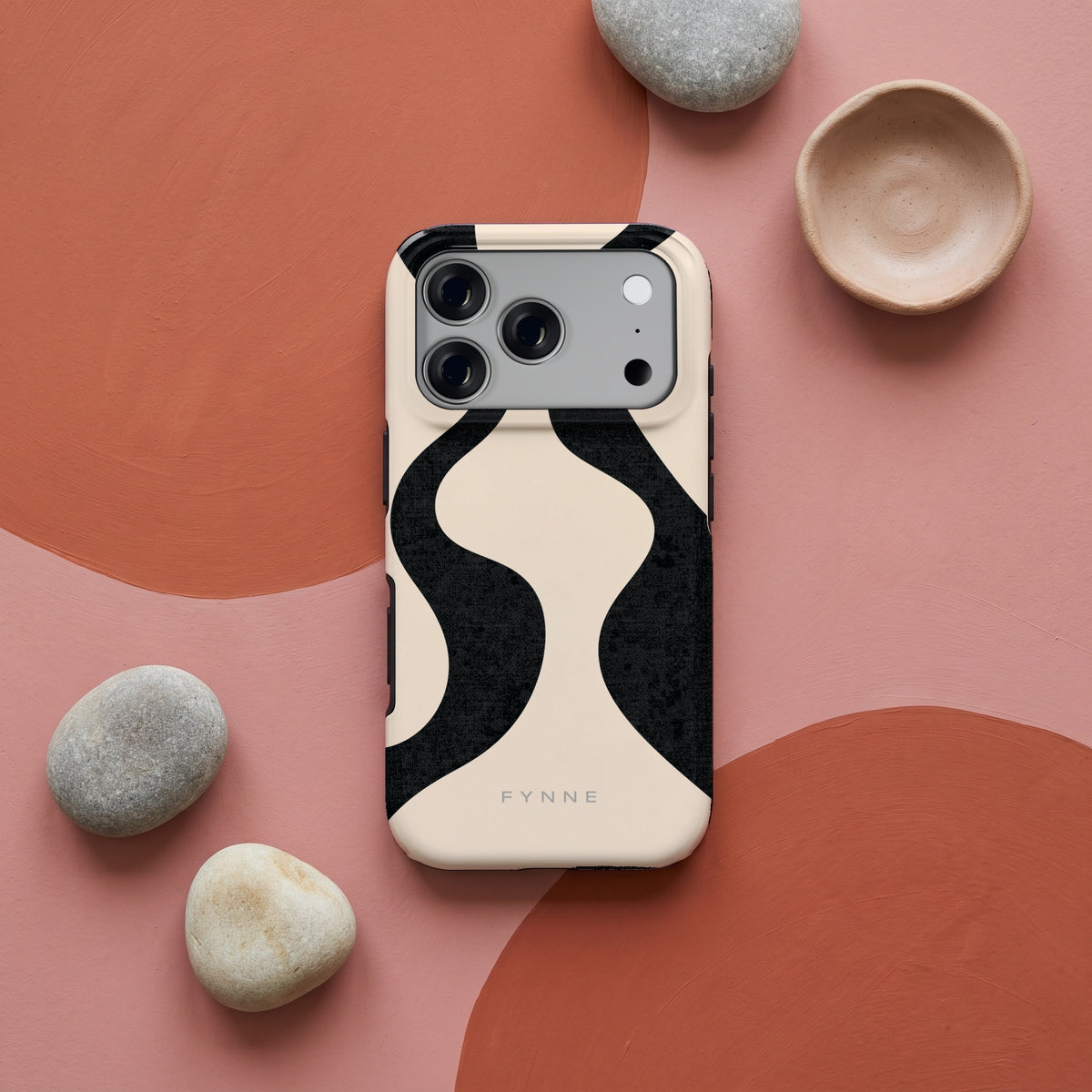 Zwarte golven hoesje op een iPhone 17 Pro, uit The Duo Collection