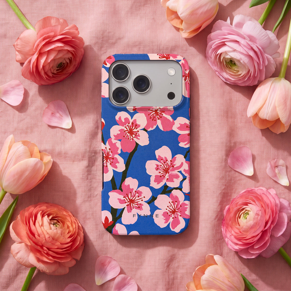 Blauwe Bloesem hoesje op een iPhone 17 Pro, uit The Flower Collection