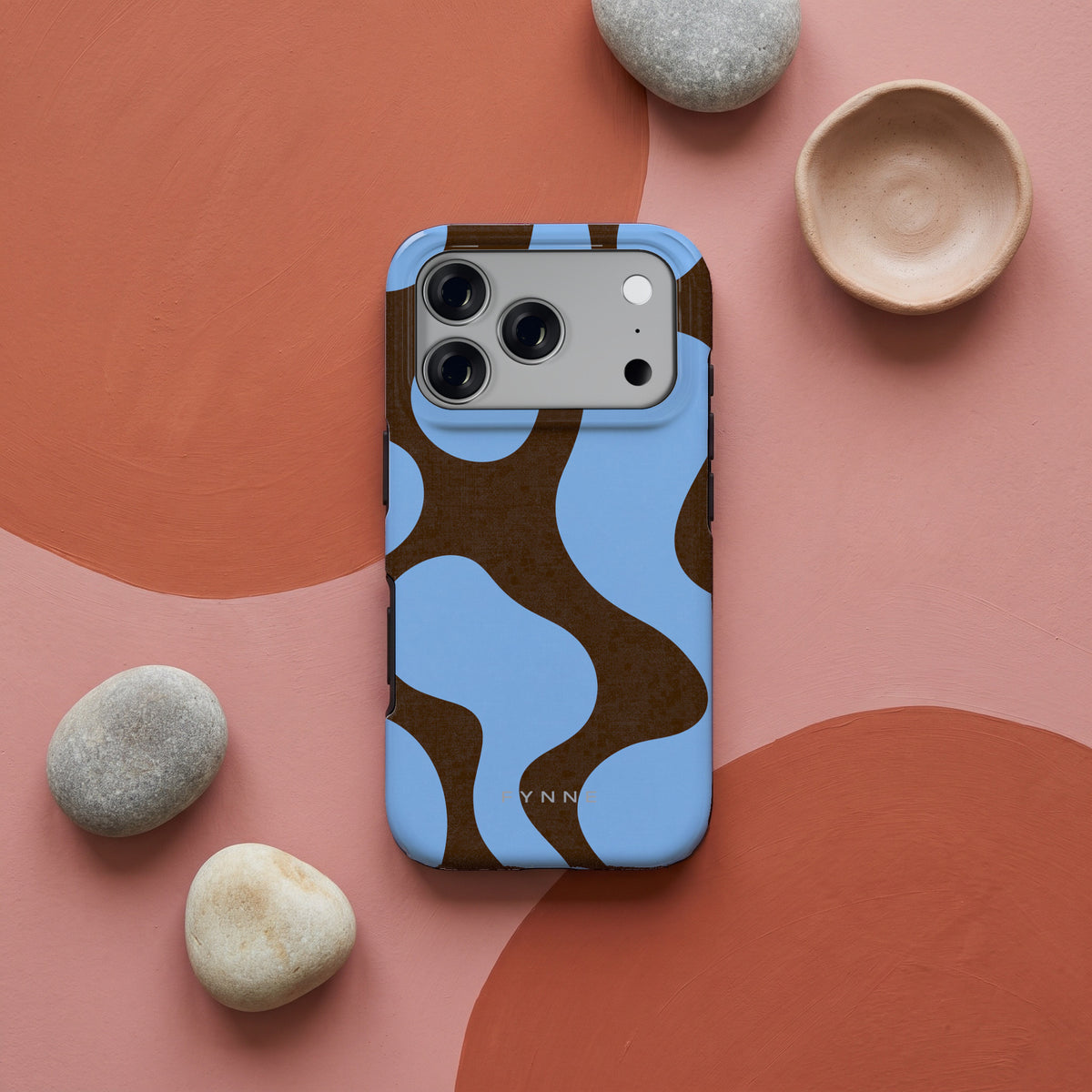 Blauwe Bruine Vlekken hoesje op een iPhone 17 Pro, uit The Duo Collection