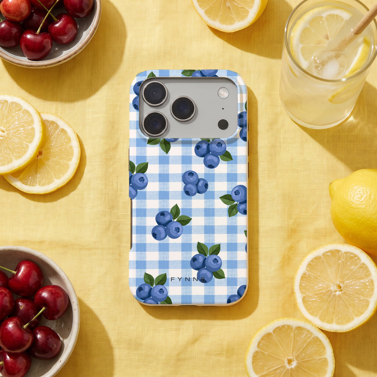 Blauwe Bessen Ruit hoesje op een iPhone 17 Pro, uit The Fruit Collection