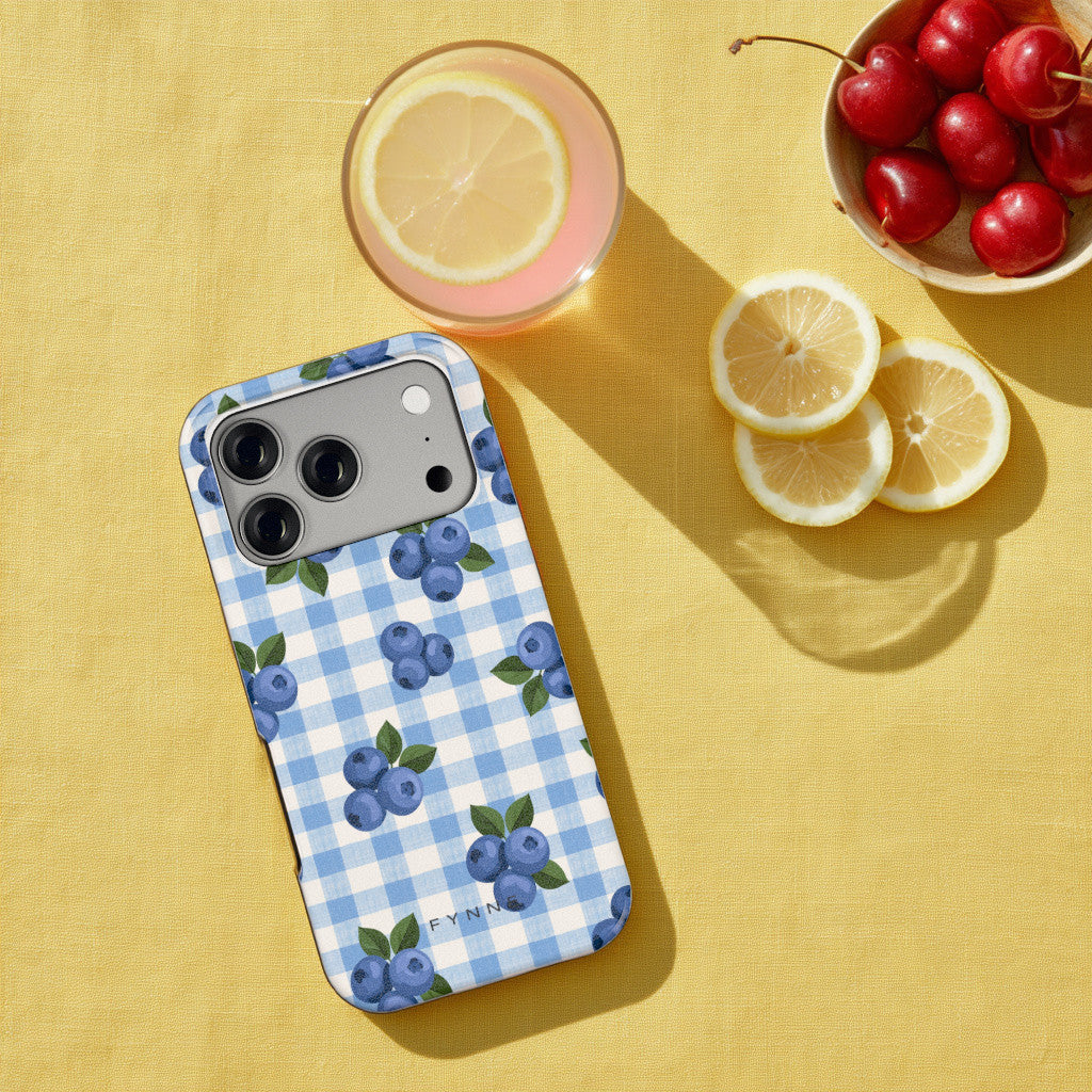 Blauwe Bessen Ruit hoesje op een iPhone 17 Pro, uit The Fruit Collection
