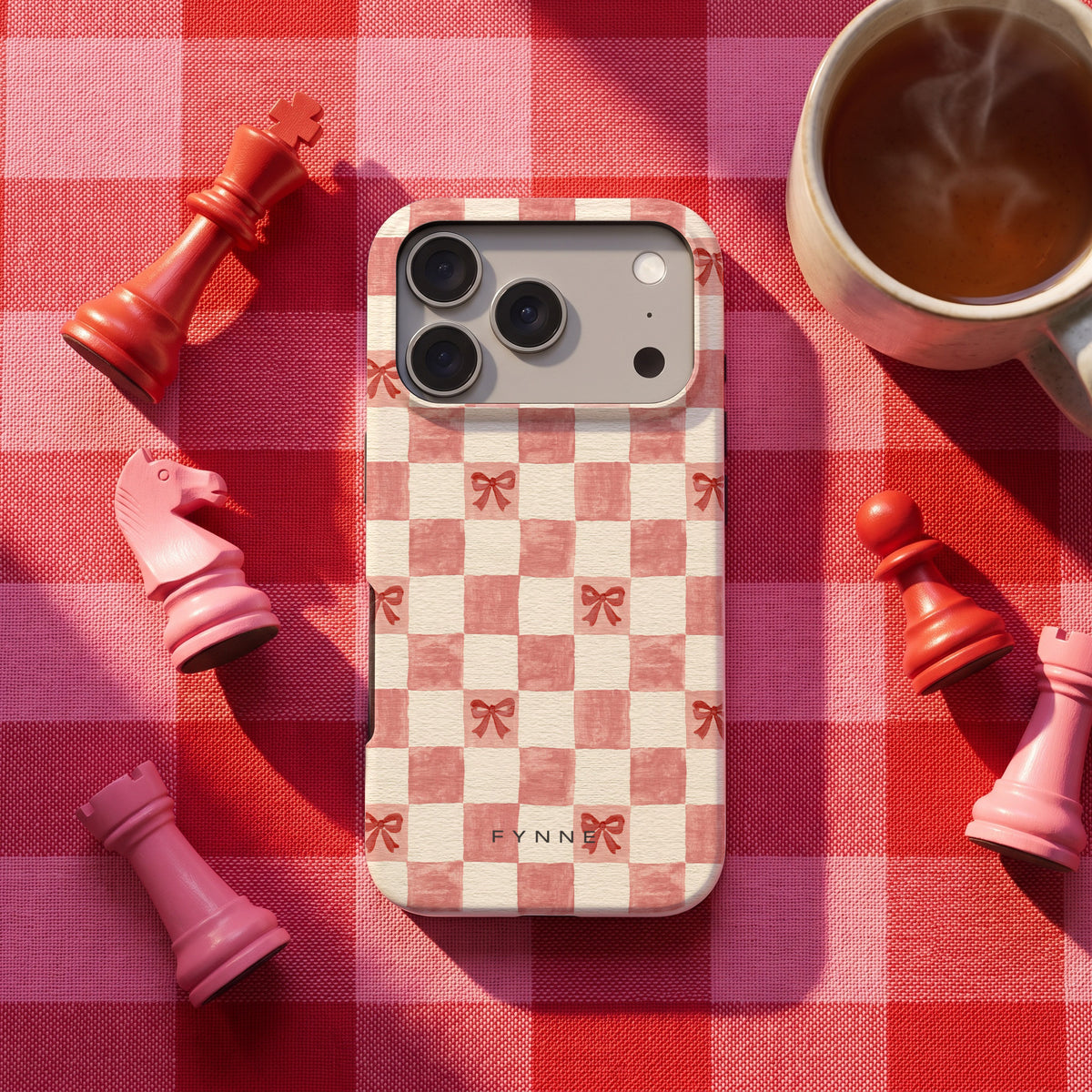 Strikjesruit hoesje op een iPhone 17 Pro, uit The Chess Collection