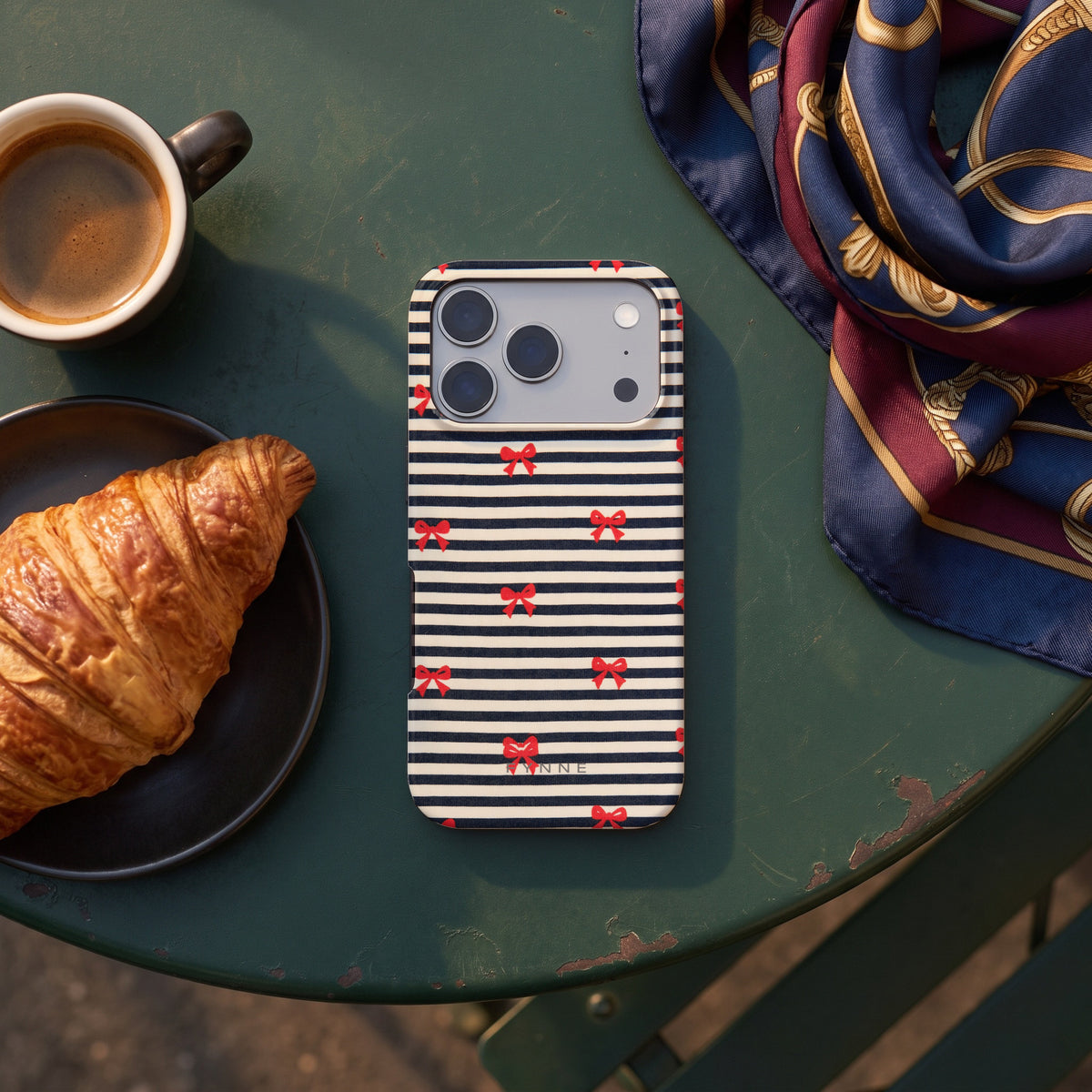 Strikjes op Strepen hoesje op een iPhone 17 Pro, uit The Parisian Chic Collection