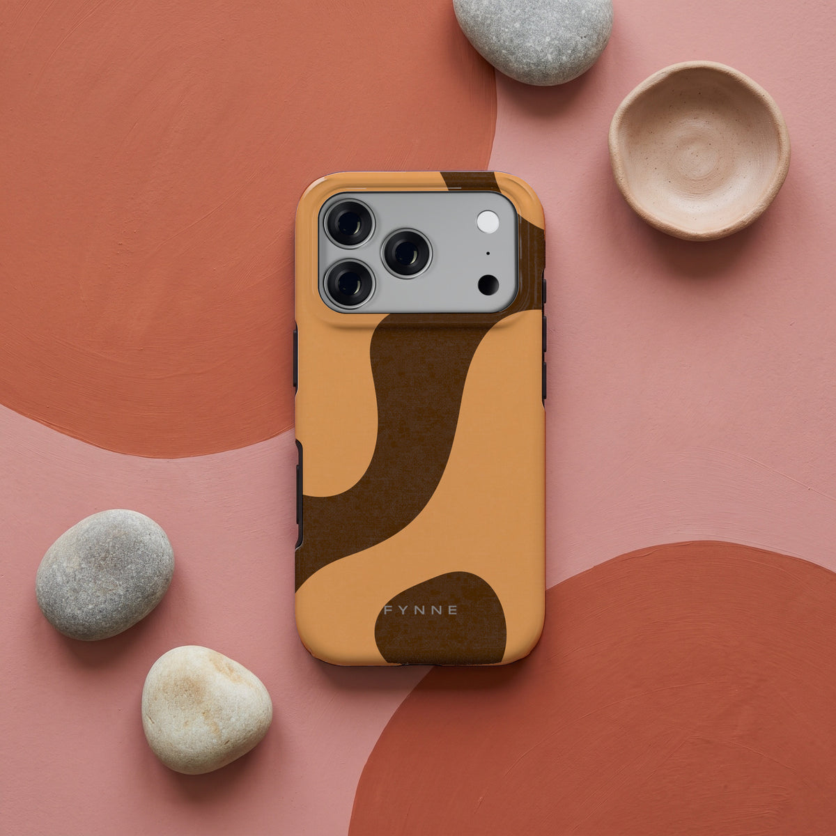 Karamel Vlekken hoesje op een iPhone 17 Pro, uit The Duo Collection