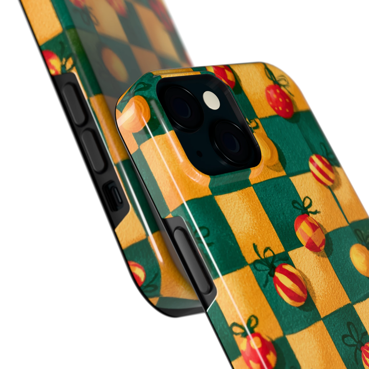 Geblokte Kerstballen hoesje voor iPhone 15, close-up