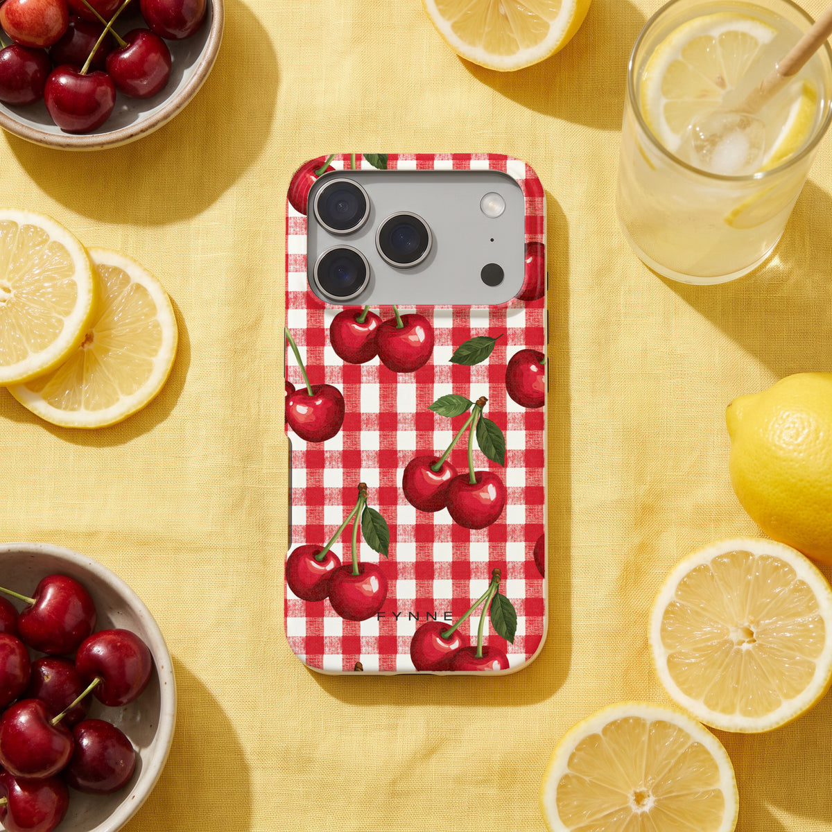 Kersen Gingham hoesje op een iPhone 17 Pro, uit The Fruit Collection
