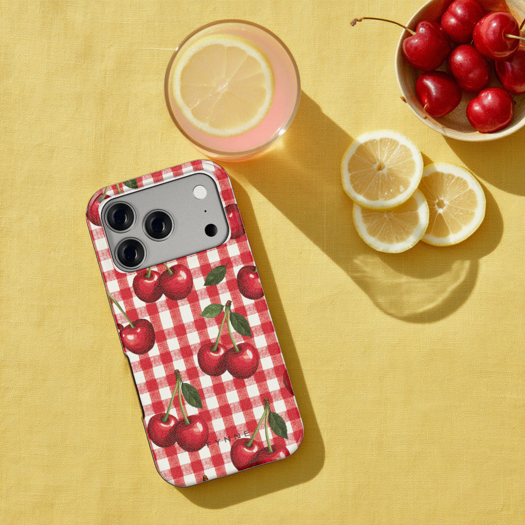 Kersen Gingham hoesje op een iPhone 17 Pro, uit The Fruit Collection