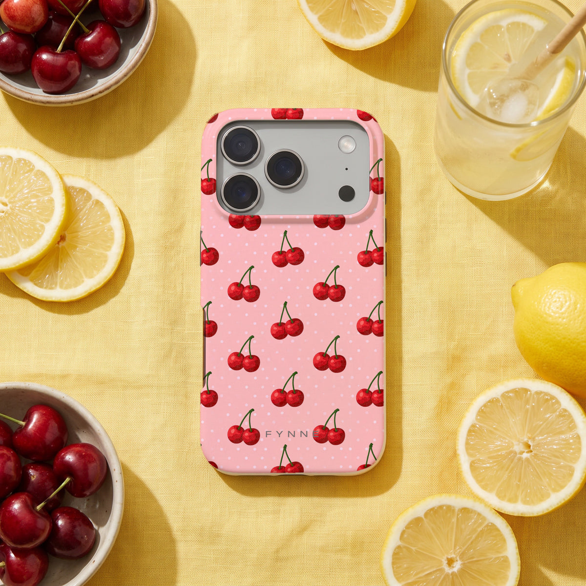 Kersen op Roze hoesje op een iPhone 17 Pro, uit The Fruit Collection