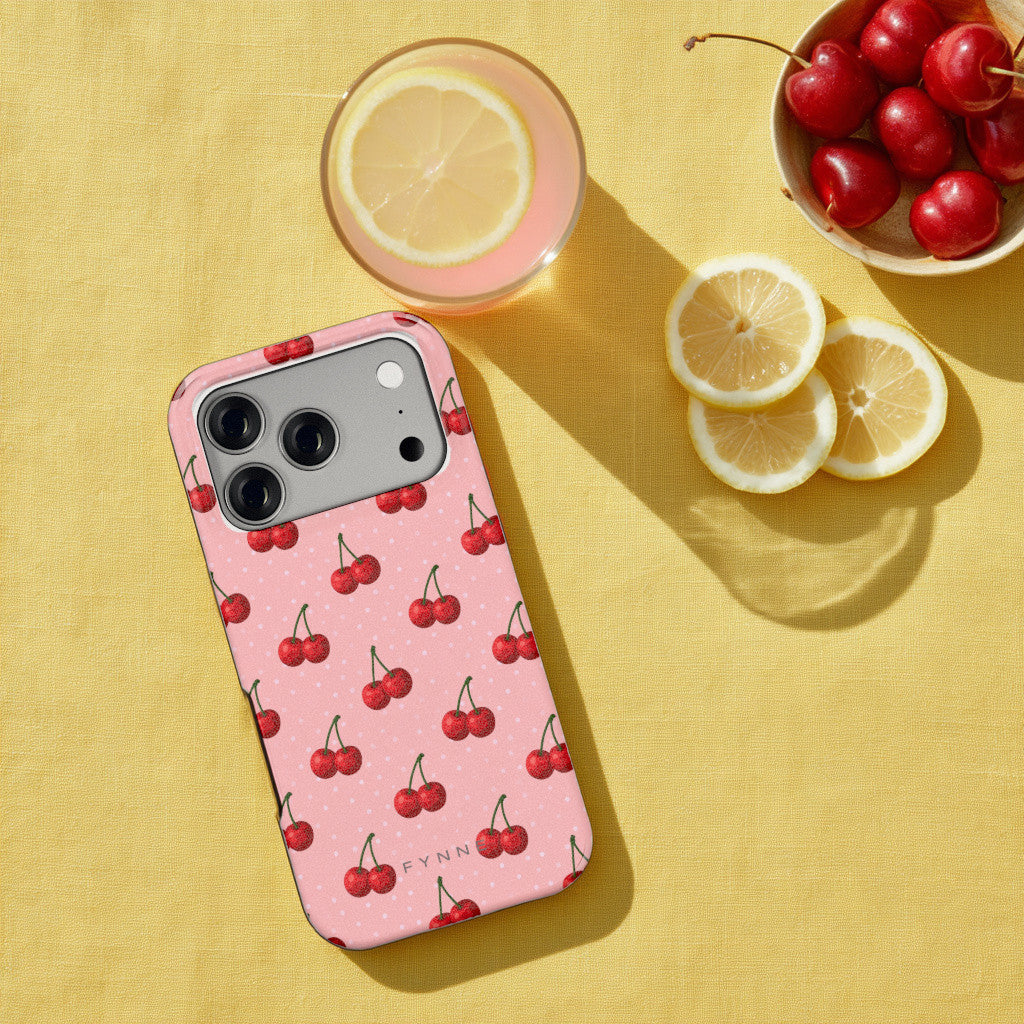 Kersen op Roze hoesje op een iPhone 17 Pro, uit The Fruit Collection