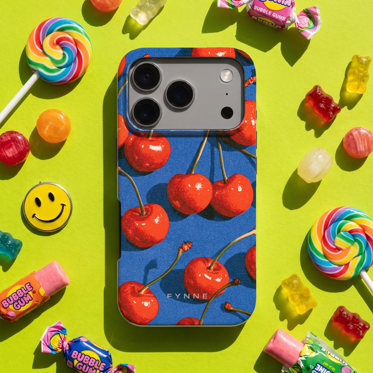 Kersen op Blauw hoesje op een iPhone 17 Pro, uit The Funky Collection