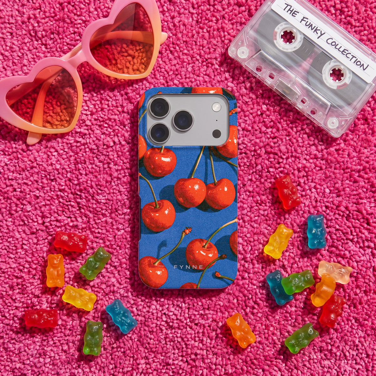 Kersen op Blauw hoesje op een iPhone 17 Pro, uit The Funky Collection
