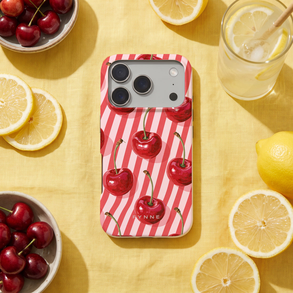 Kersenstreep hoesje op een iPhone 17 Pro, uit The Fruit Collection