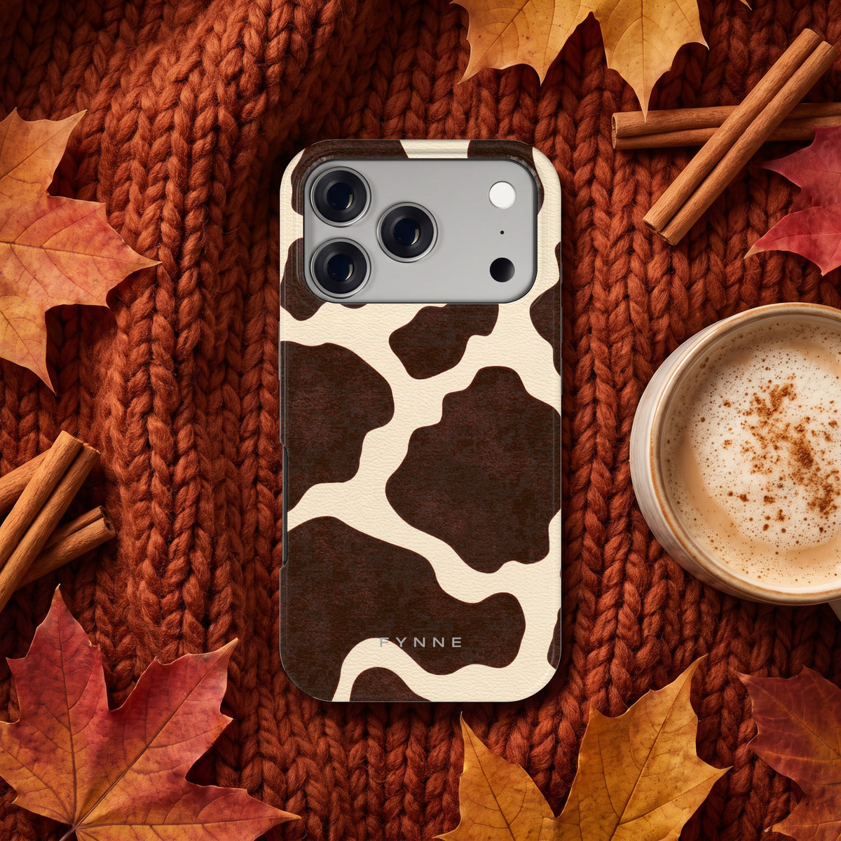 Chocolade Koeienprint hoesje op een iPhone 17 Pro, uit The Fall Collection