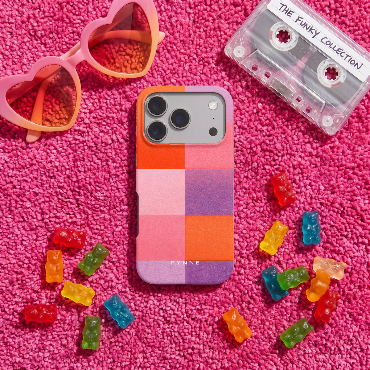 Kleurvlakken Korrel hoesje op een iPhone 17 Pro, uit The Funky Collection