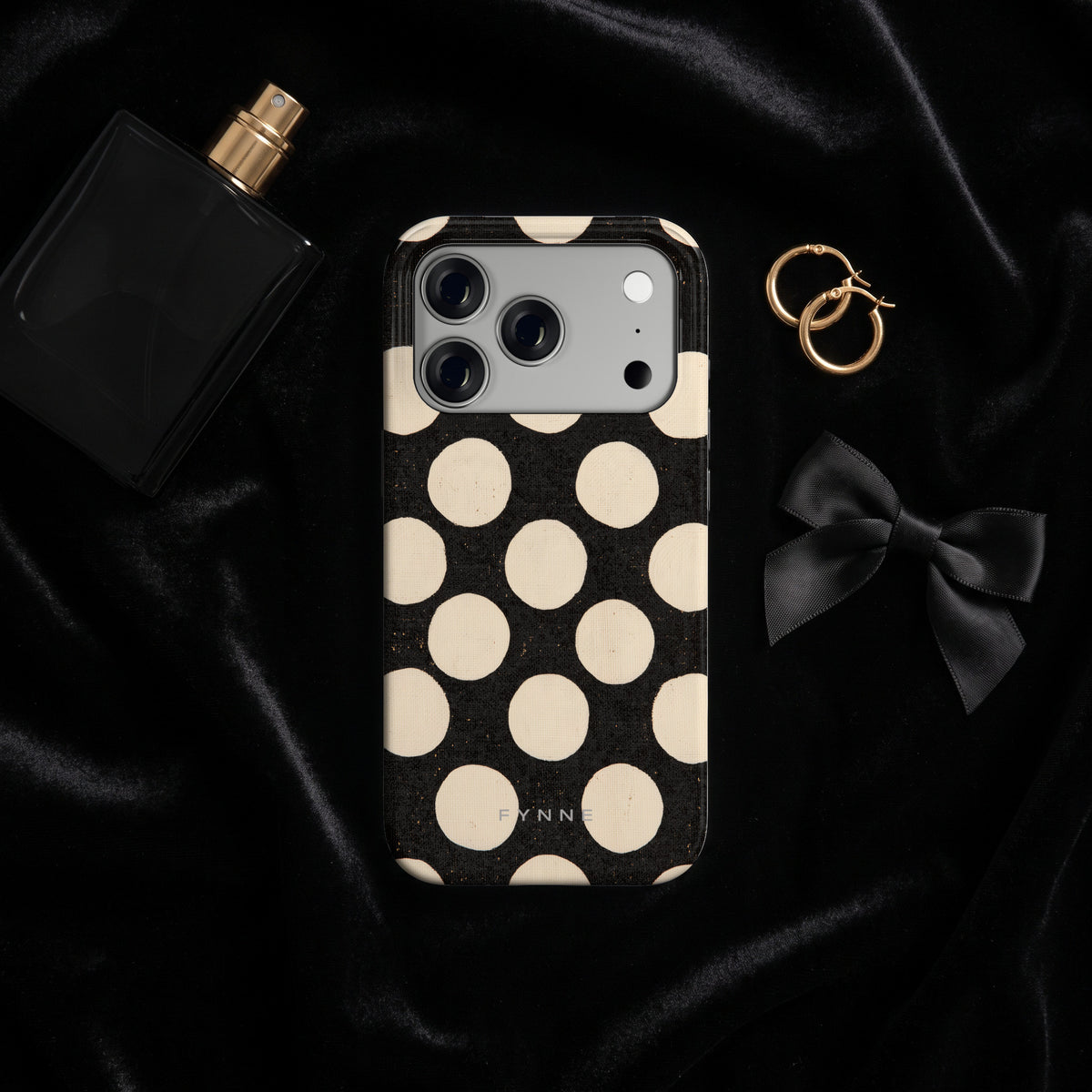 Crème stippen op zwart hoesje op een iPhone 17 Pro, uit The Noir Collection