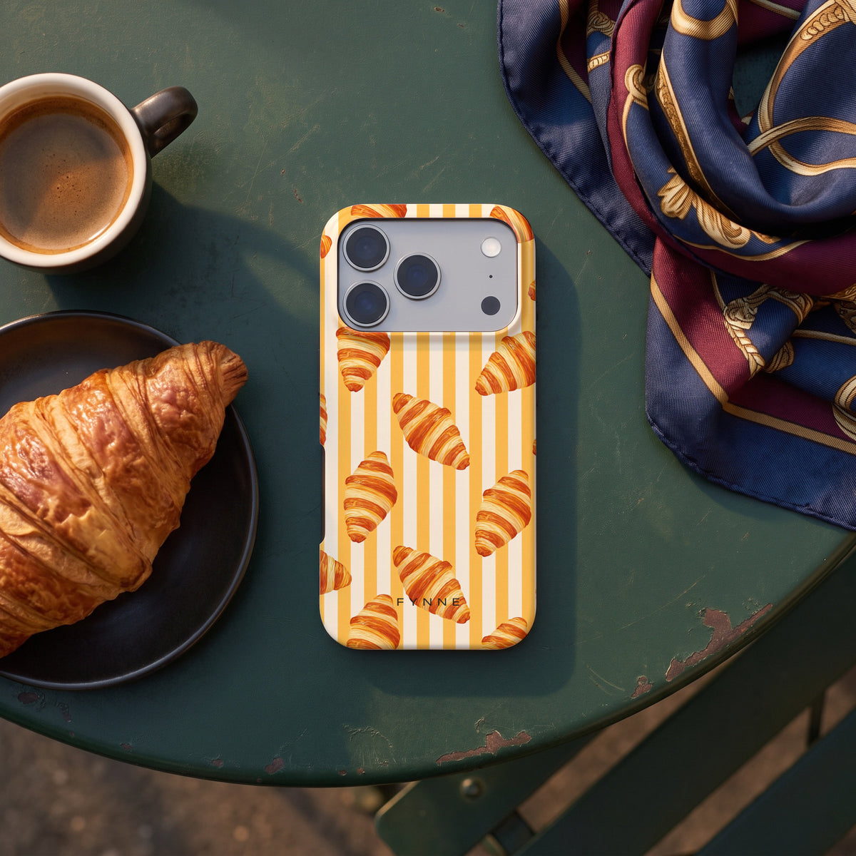 Croissant Strepen hoesje op een iPhone 17 Pro, uit The Parisian Chic Collection