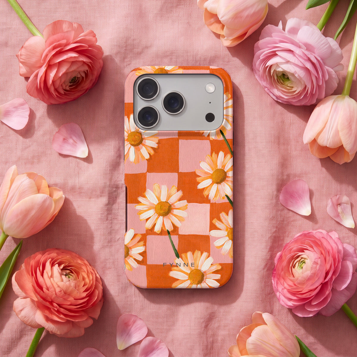 Madelieven op Dambord hoesje op een iPhone 17 Pro, uit The Flower Collection