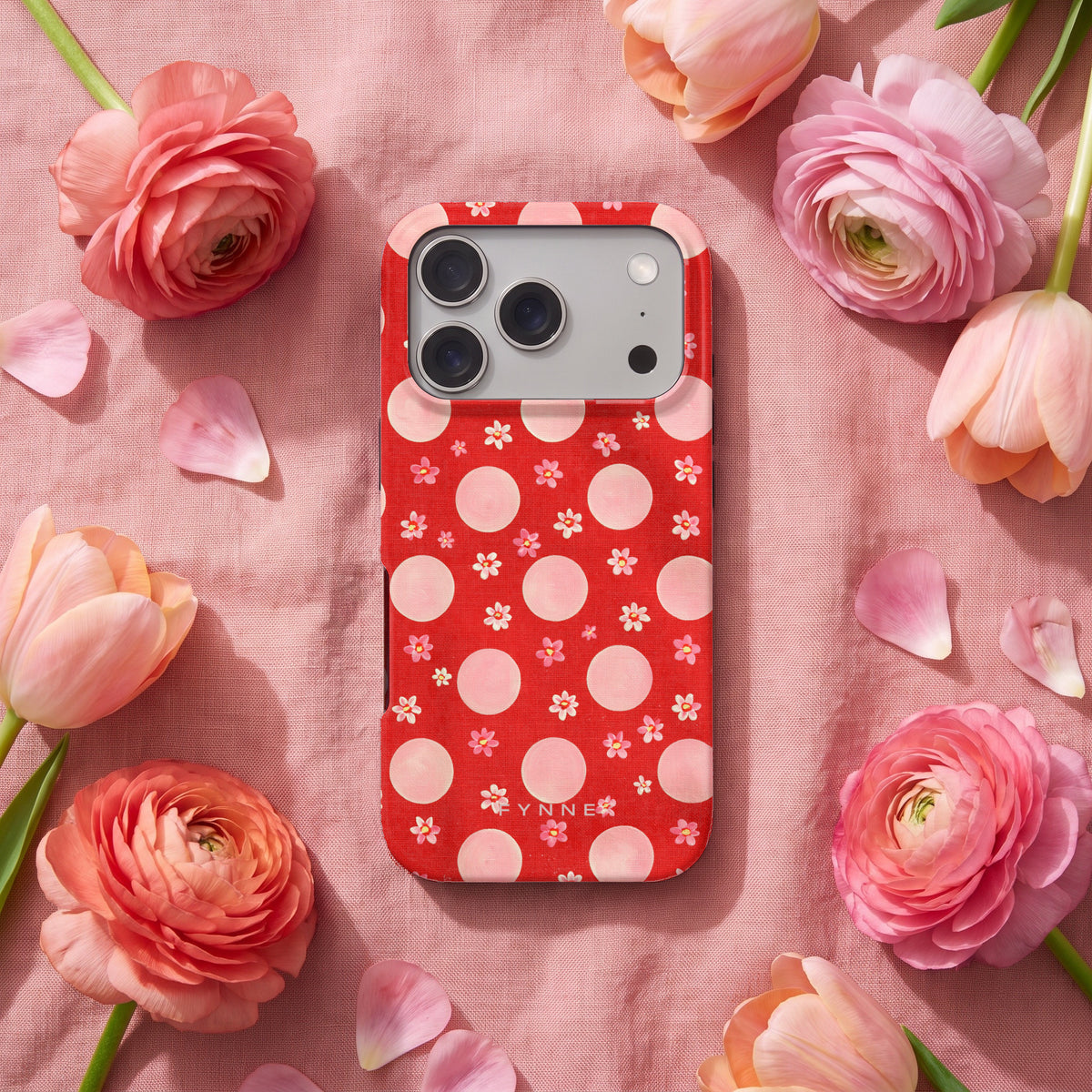 Madeliefjes en Stippen hoesje op een iPhone 17 Pro, uit The Flower Collection