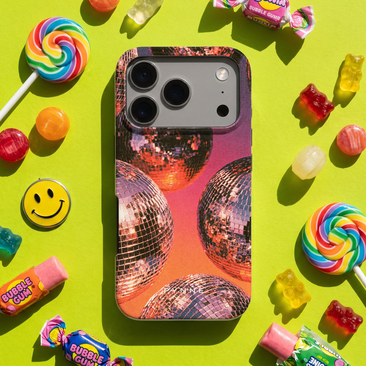 Discoballen Gloed hoesje op een iPhone 17 Pro, uit The Funky Collection