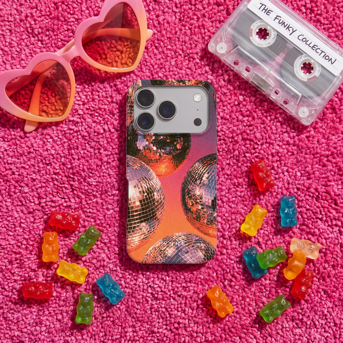 Discoballen Gloed hoesje op een iPhone 17 Pro, uit The Funky Collection
