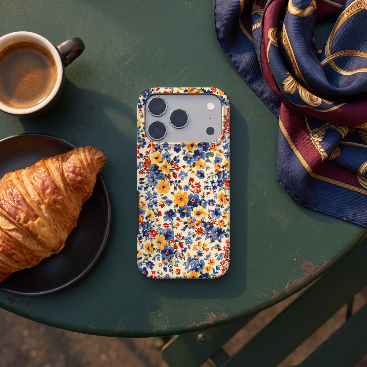 Bloemenweide hoesje op een iPhone 17 Pro, uit The Parisian Chic Collection
