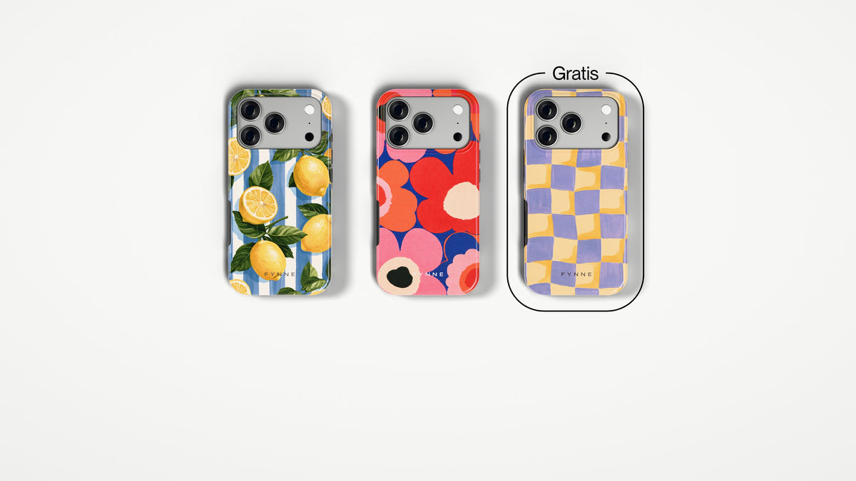 Drie telefoonhoesjes naast elkaar op een witte studiovloer; het derde is omlijnd met het woord Gratis