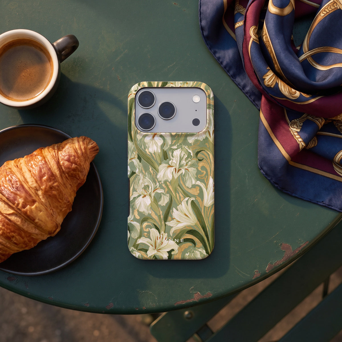 Verguld Irissenveld hoesje op een iPhone 17 Pro, uit The Parisian Chic Collection