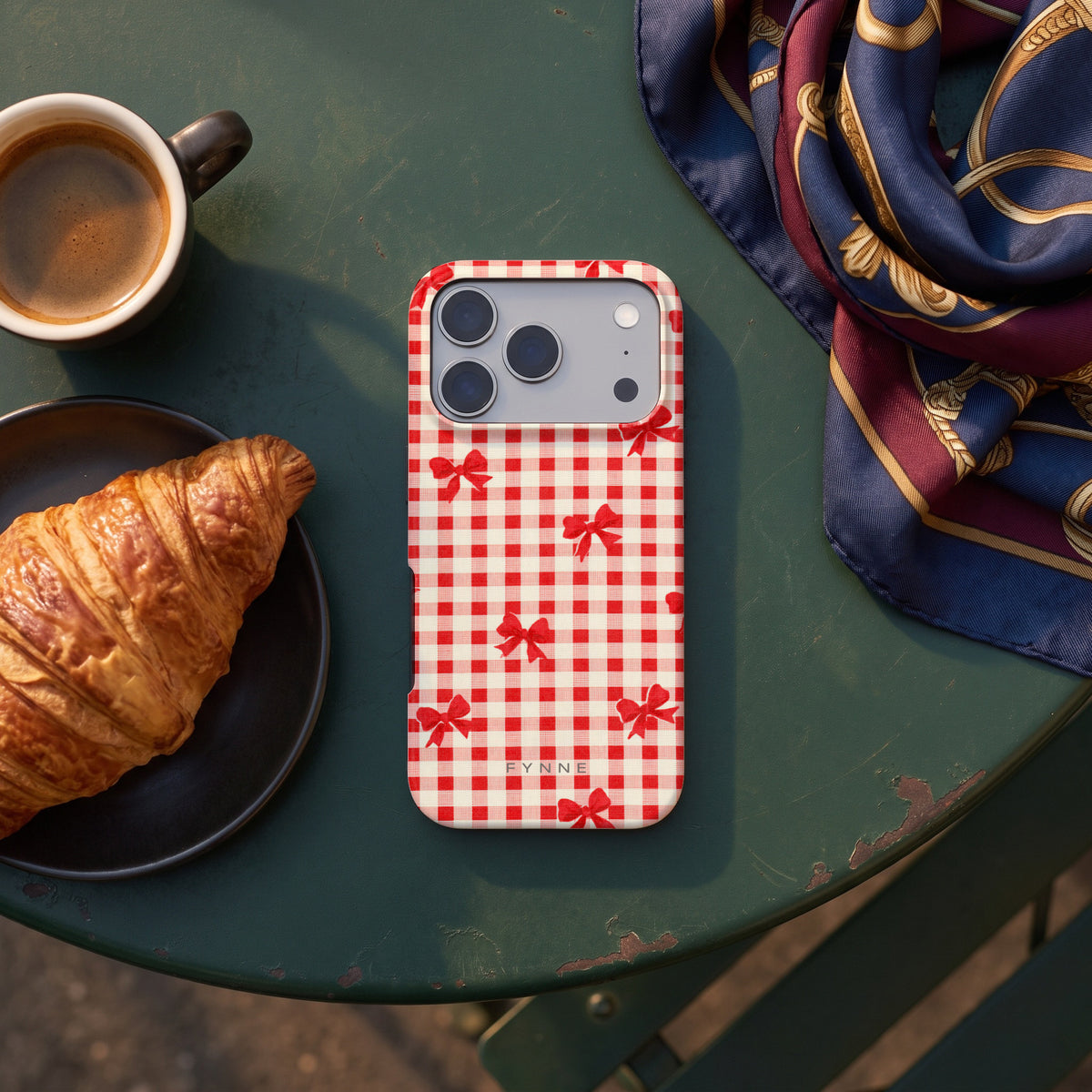 Geruite Strikjes hoesje op een iPhone 17 Pro, uit The Parisian Chic Collection
