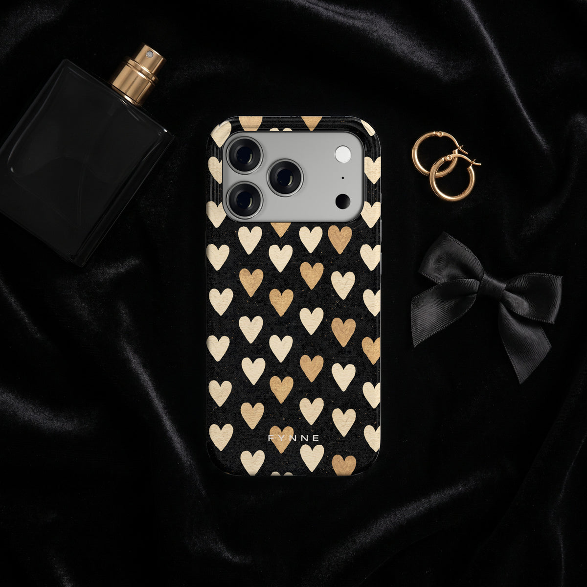 Gouden Hartjes hoesje op een iPhone 17 Pro, uit The Noir Collection
