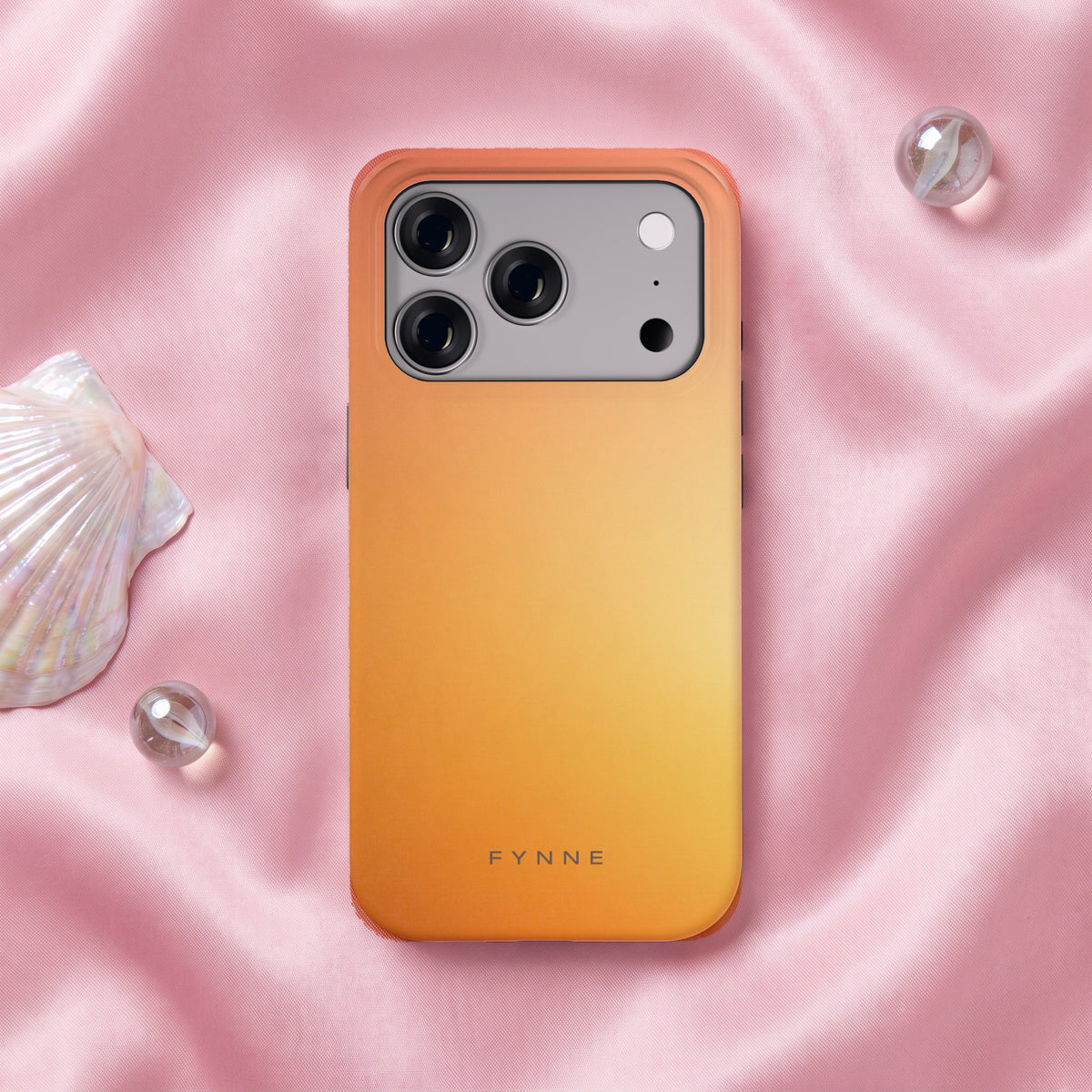 Gouden Uurgloed hoesje op een iPhone 17 Pro, uit The Dream Collection
