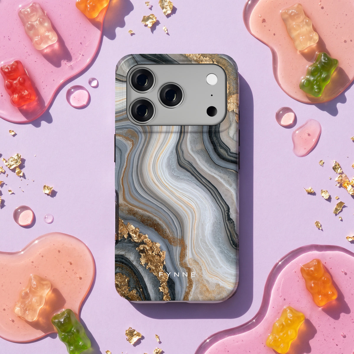 Gouden Marmer hoesje op een iPhone 17 Pro, uit The Marble Collection