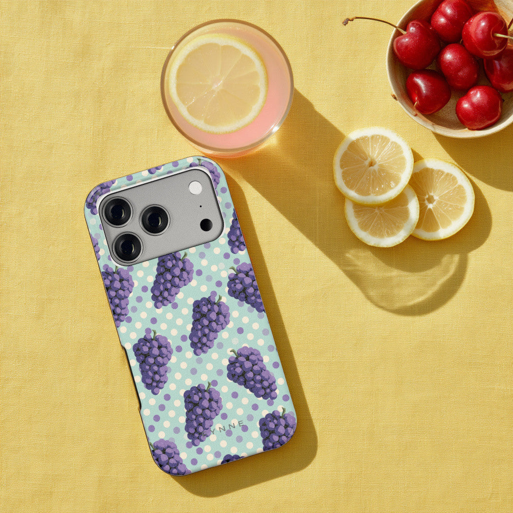 Druiven op Stippen hoesje op een iPhone 17 Pro, uit The Fruit Collection