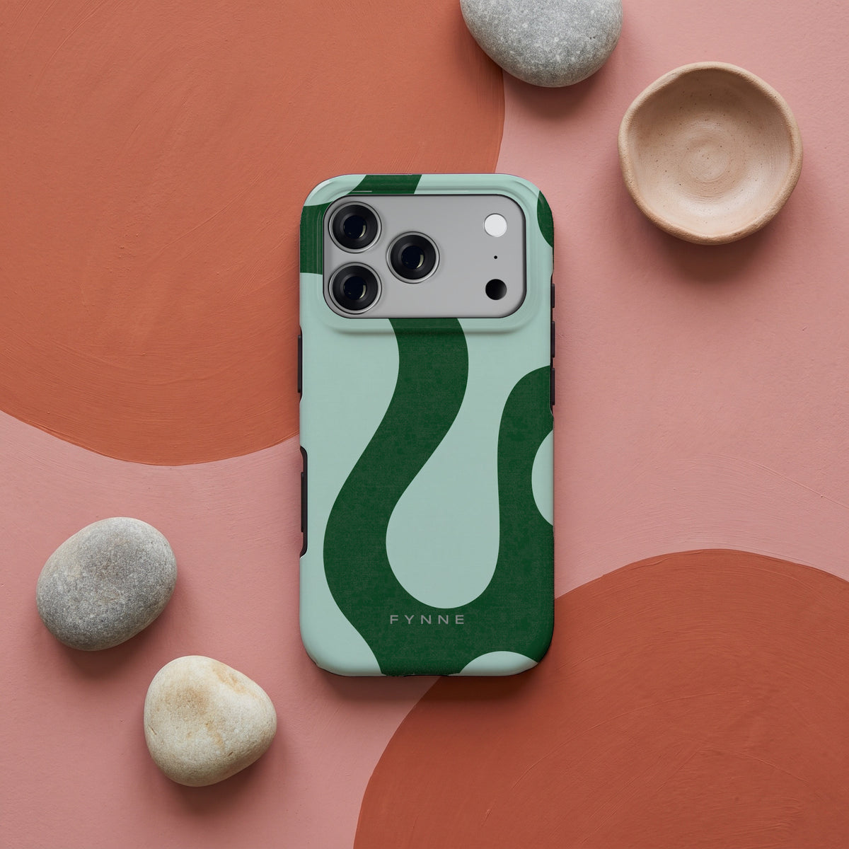 Groene golven hoesje op een iPhone 17 Pro, uit The Duo Collection