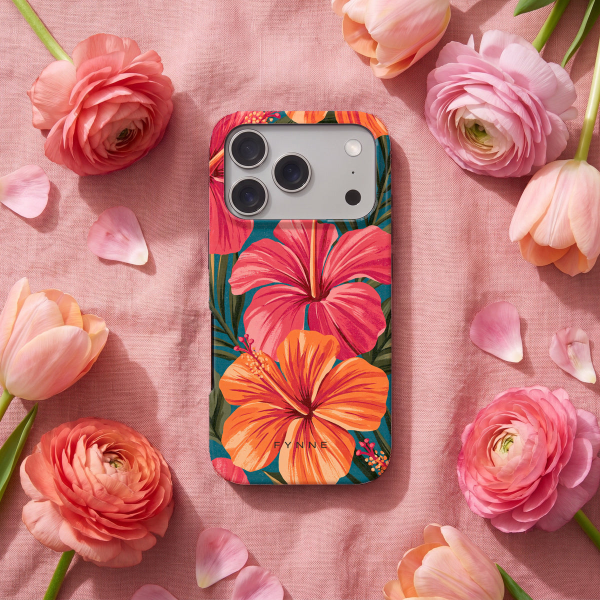 Hibiscus Paradijs hoesje op een iPhone 17 Pro, uit The Flower Collection