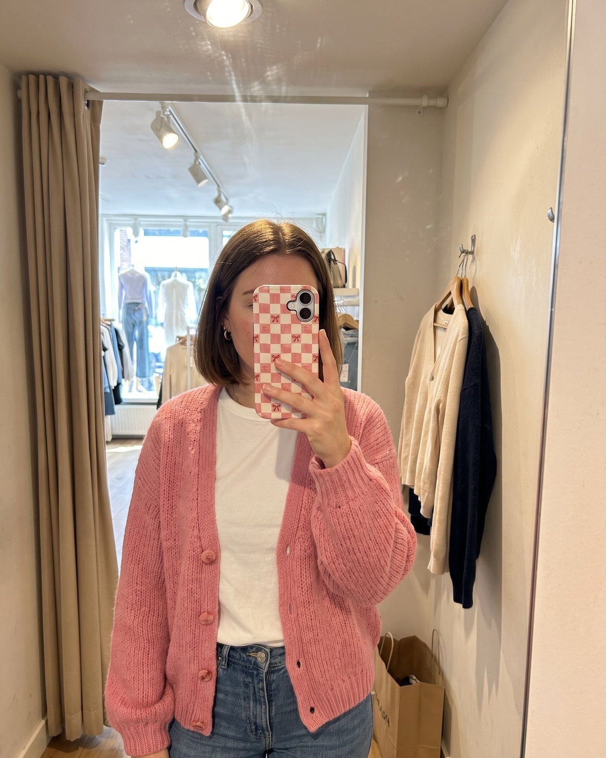 Spiegelselfie in een pashokje met het roze Fynne-hoesje Tied Up Nicely