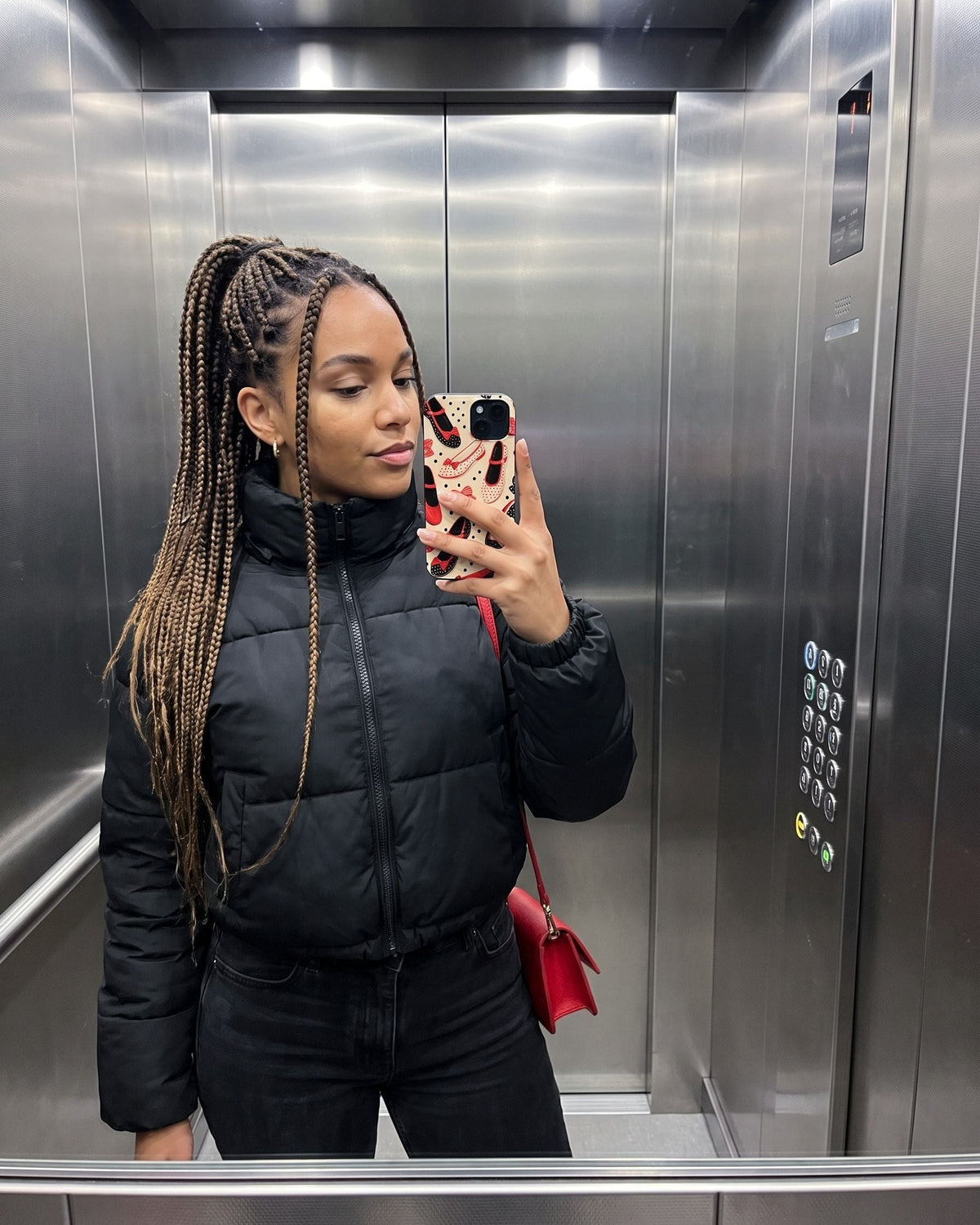 Spiegelselfie in een lift met het Fynne-hoesje Sole Mates, met rode ballerina's