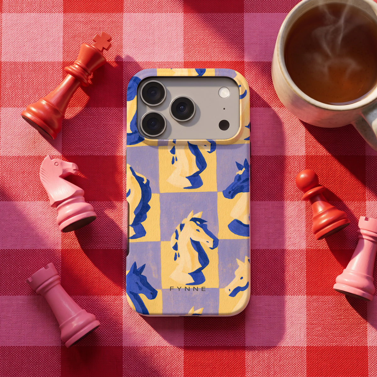 Schaakpaarden Dambord hoesje op een iPhone 17 Pro, uit The Chess Collection