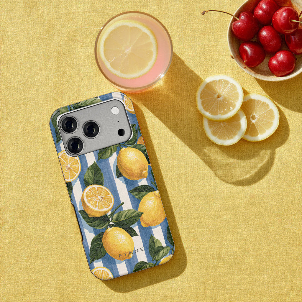 Citroenen op Strepen hoesje op een iPhone 17 Pro, uit The Fruit Collection