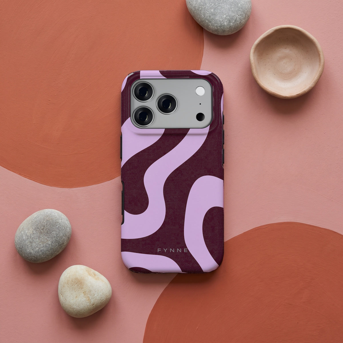 Lila Swirl hoesje op een iPhone 17 Pro, uit The Duo Collection