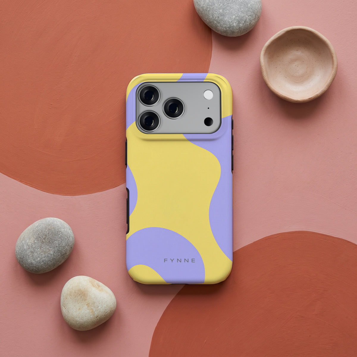 Lila Gele Vlekken hoesje op een iPhone 17 Pro, uit The Duo Collection
