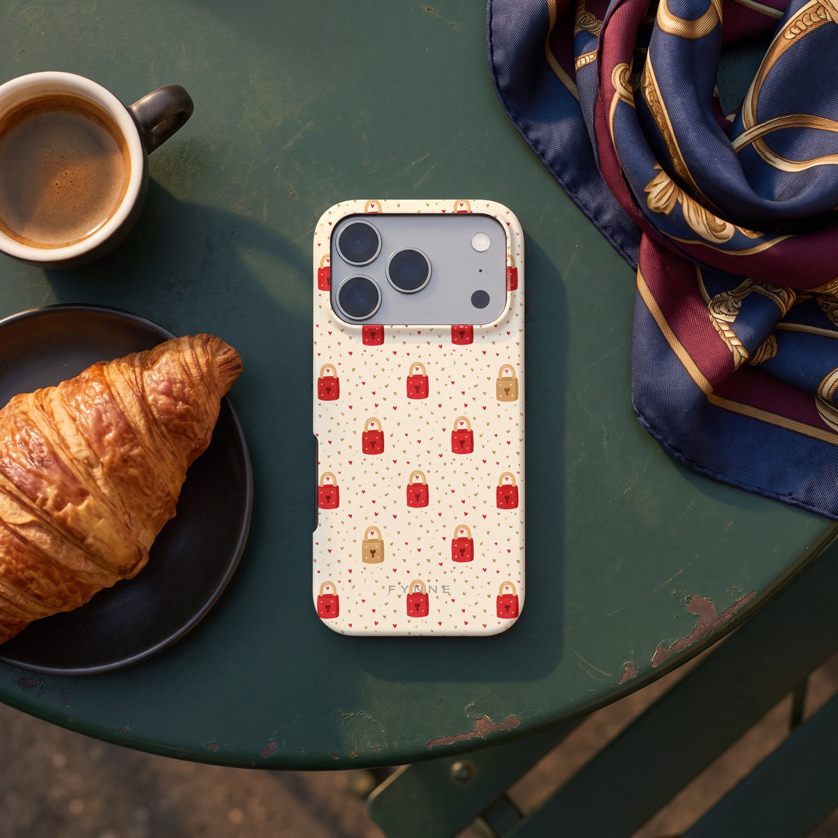 Liefdesslotjes hoesje op een iPhone 17 Pro, uit The Parisian Chic Collection