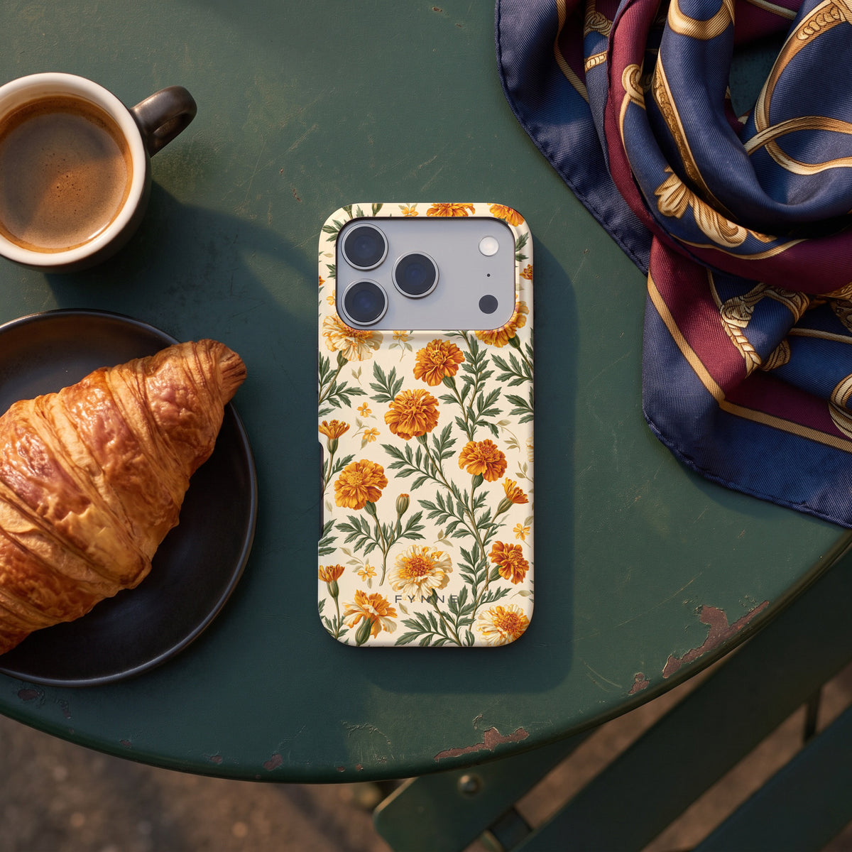 Goudsbloemenveld hoesje op een iPhone 17 Pro, uit The Parisian Chic Collection