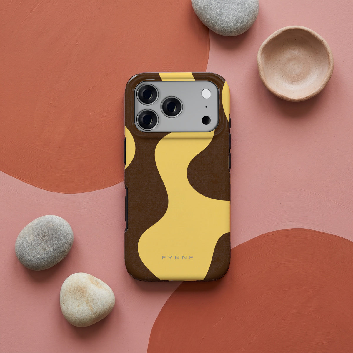 Chocolade Golven hoesje op een iPhone 17 Pro, uit The Duo Collection