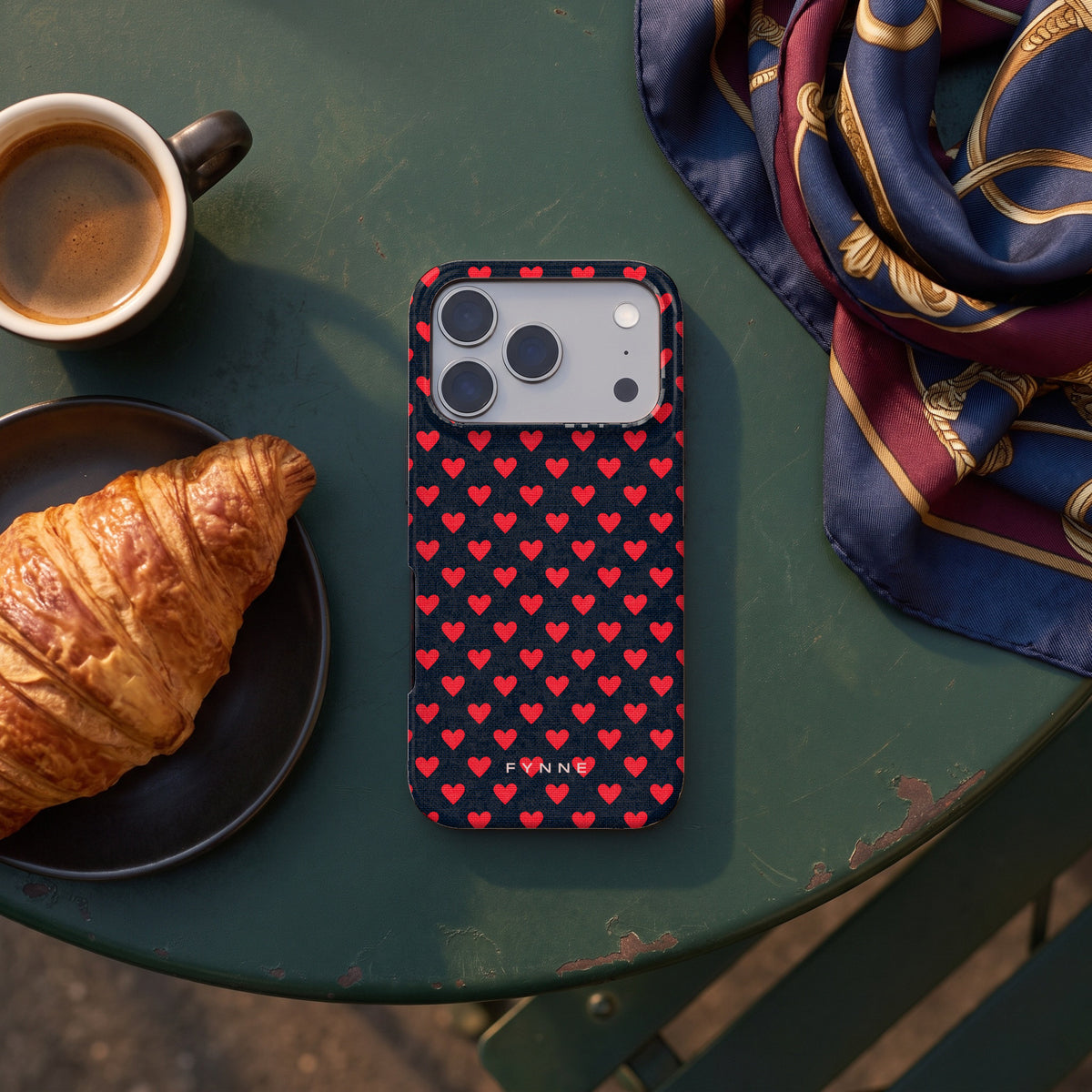 Middernacht Hartjes hoesje op een iPhone 17 Pro, uit The Parisian Chic Collection